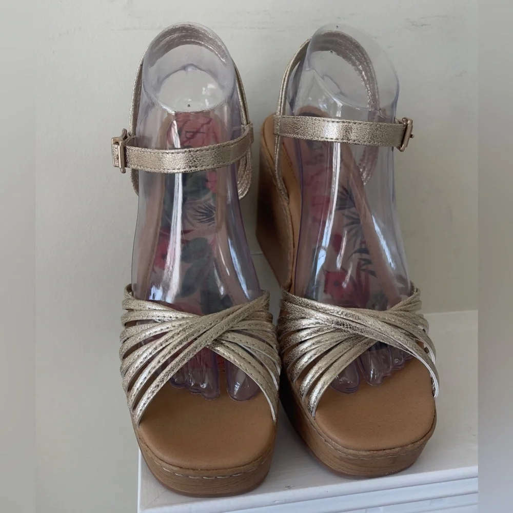 b.o.c Catalina Women's Strappy Comfort Wedge Metallic Gold Sandals NWT Size 9